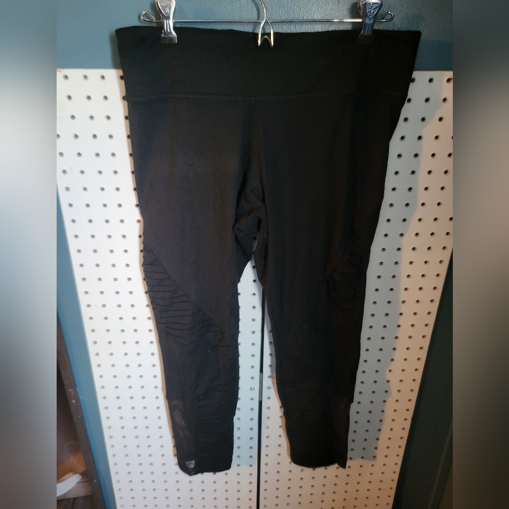 Pink Victoria's Secret size Medium leggings mesh detail‎